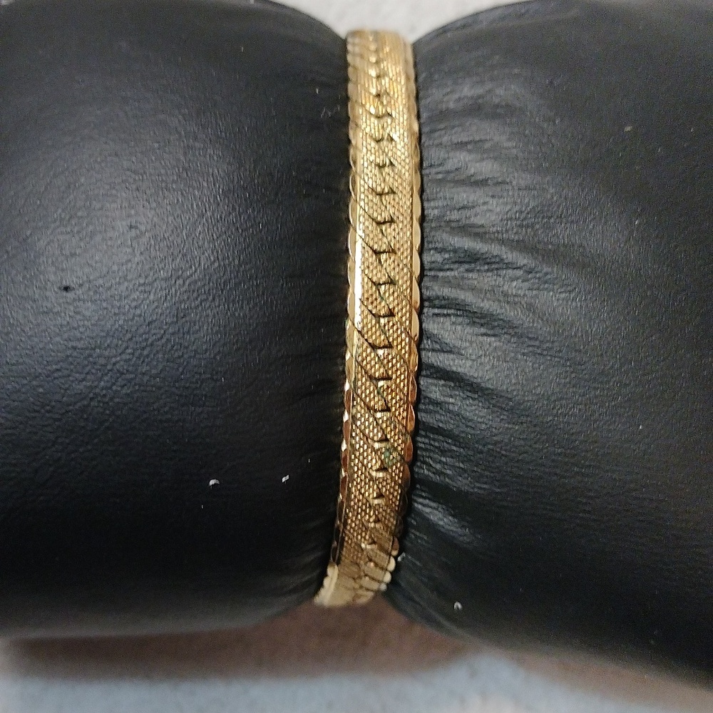 Monet goldtone bracelet 6 " length unisex